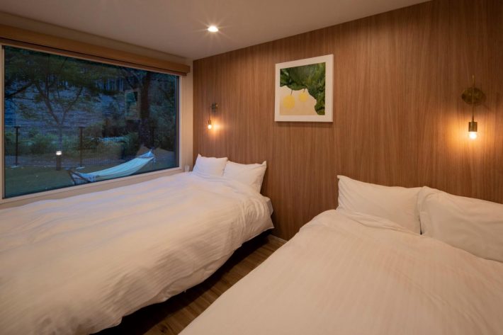 部屋のベッドルーム