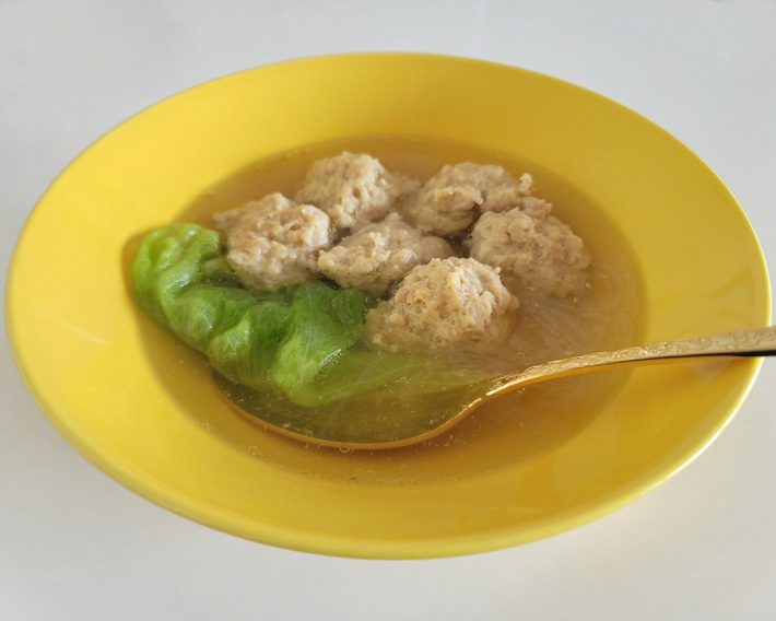 鶏ひき肉と卵で作る肉団子スープ