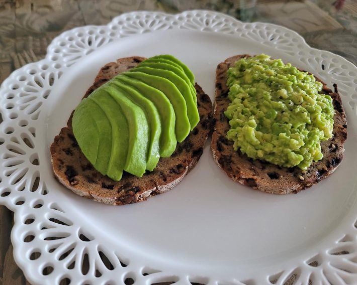 まずは自分でシンプルなアボカドトーストを作ってみました