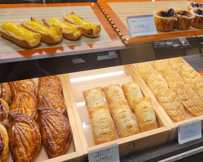 店内のガラスケースに美しく並ぶ焼き菓子。看板商品「プレミアムアップルパイ（写真左下）」は、一度食べてみる価値のある名品です