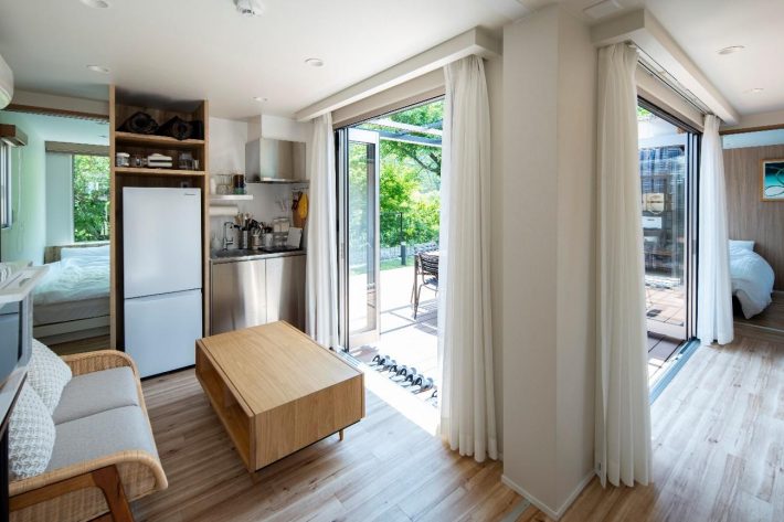 部屋にはコンパクトなキッチンや調理器具が完備。冷蔵庫や冷凍庫はホテルよりも大きめです