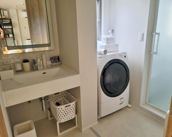 部屋には洗濯機もあるので、好きな時間に洗濯ができる