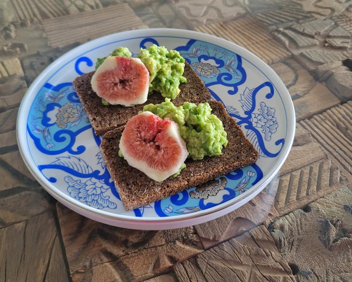 流行中のアボカドトーストを自分流で作ってみました