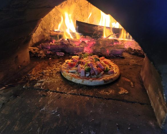 施設内の石窯で手作りピザを焼きました