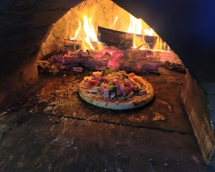 施設内の石窯で手作りピザを焼きました