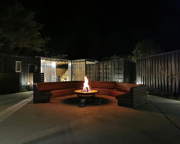 施設内中央には焚火スペースが。火を見ているだけで安らぎます