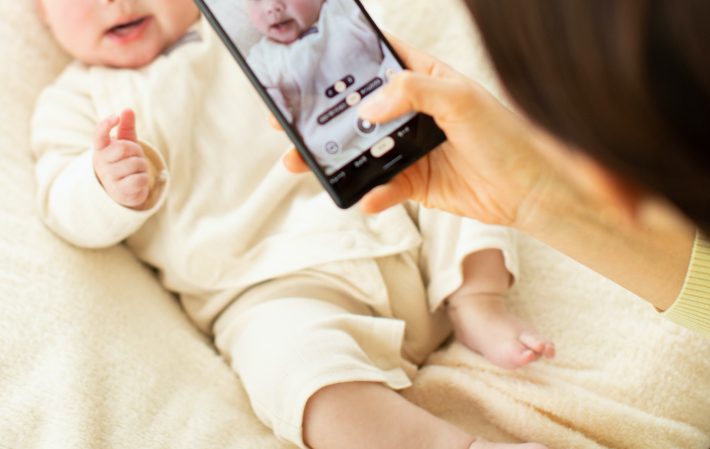 子どもの写真をSNSに上げないで！小児科医に危険性を聞く