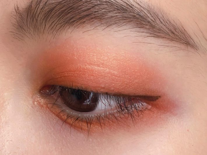 2色のグラデーションで黄昏メイクに