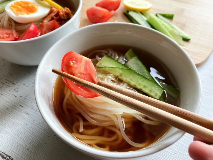 定番トッピングを盛り付けます