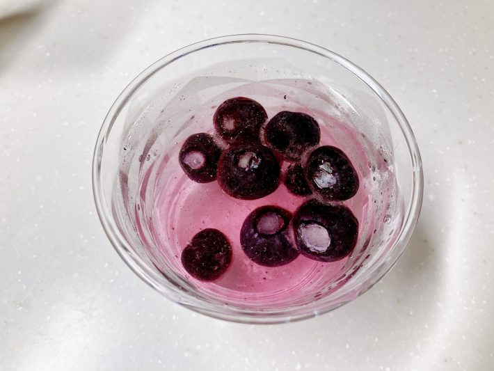 炭酸水と冷凍ブルーベリー