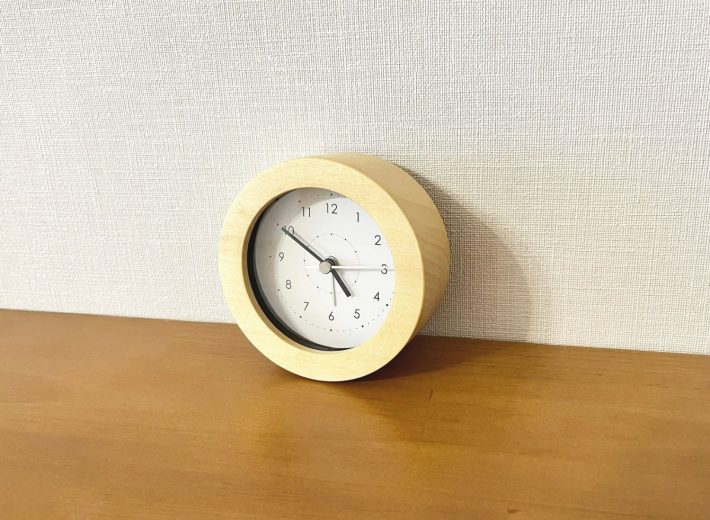 「静音秒針 ライト・スヌーズ付き 目覚まし時計 ログ」