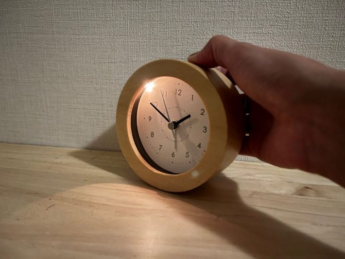 「静音秒針 ライト・スヌーズ付き 目覚まし時計 ログ」