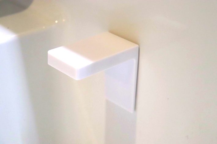 本体を壁に貼り付ける