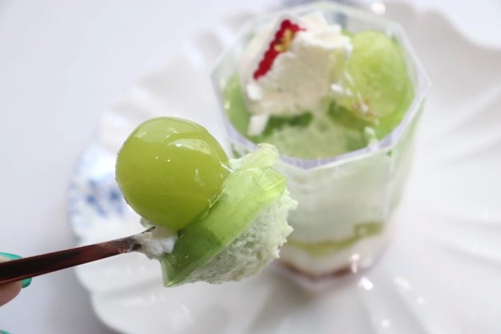 底にはアーモンドクラッシュが