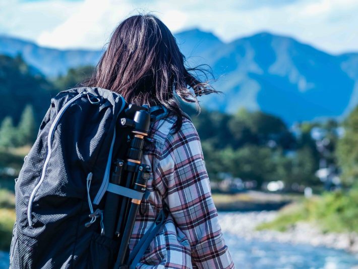 キャンプする女性