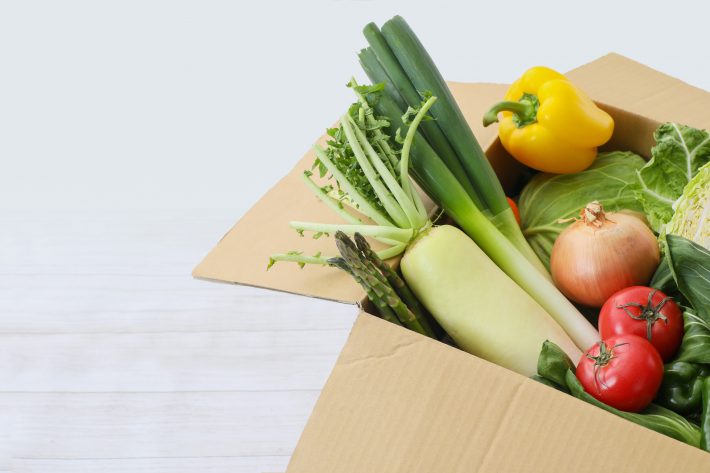 ダンボール一杯の野菜をもらう