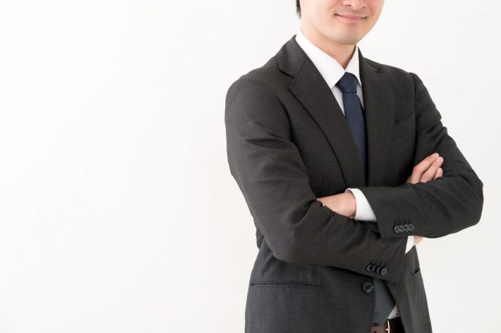 ポーズを取る男性