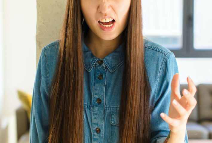 殴りかかろうとする先輩を必死で止める