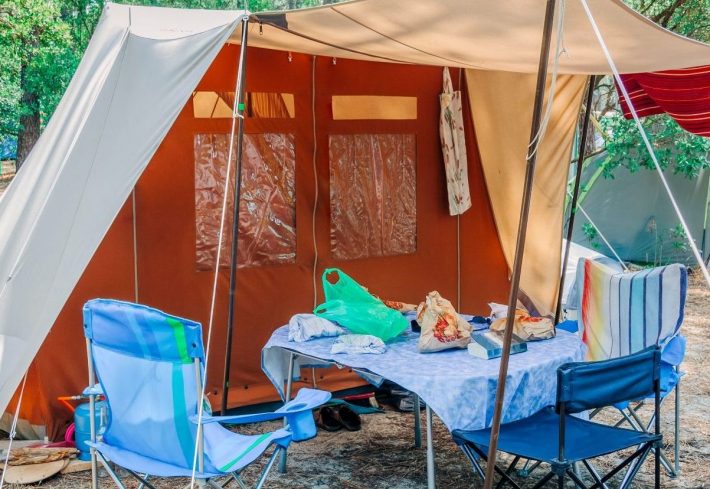 テント前に並べられた椅子とテーブル