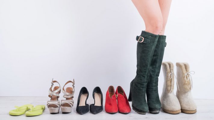 並べられた靴を履く女性
