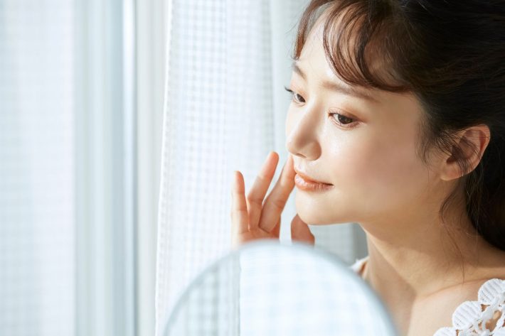 鏡を見つめる女性