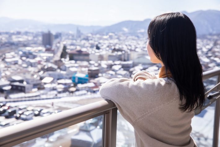 遠くを見つめる女性