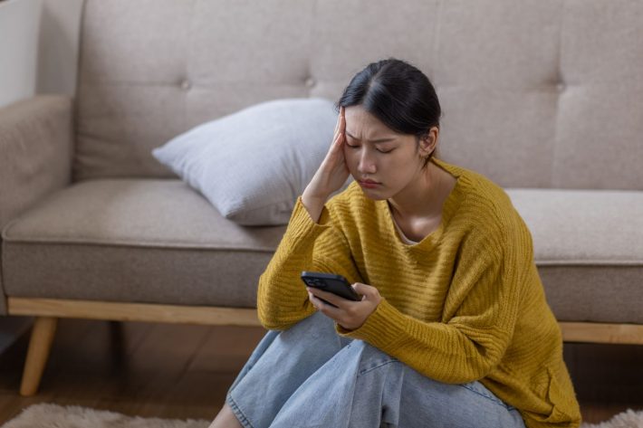 スマホを見る女性