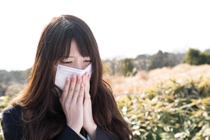 花粉症の女性