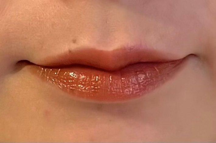 カラーリップを塗った唇