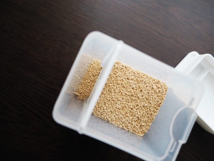 小さじ約1杯分のほうに、自動的に顆粒だしが流れる