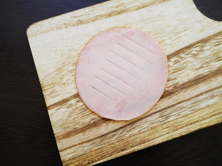 切れ目が横向きになるように置く