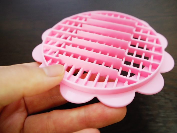 表・裏で目の大きさが違う