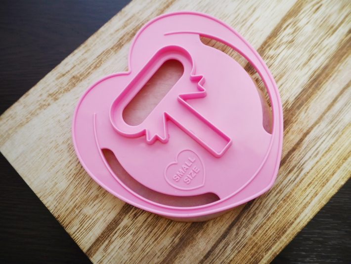 ハムに押し当て型を抜く