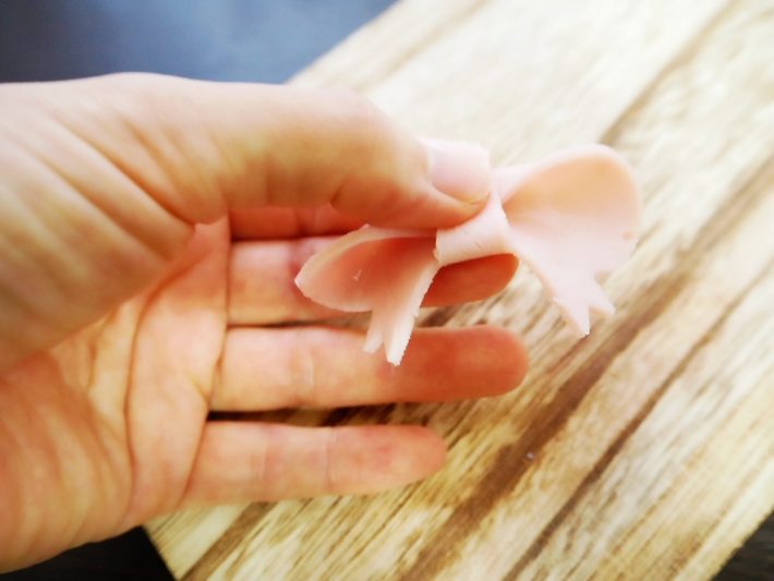 ひも状の部分を下から上に巻きつける