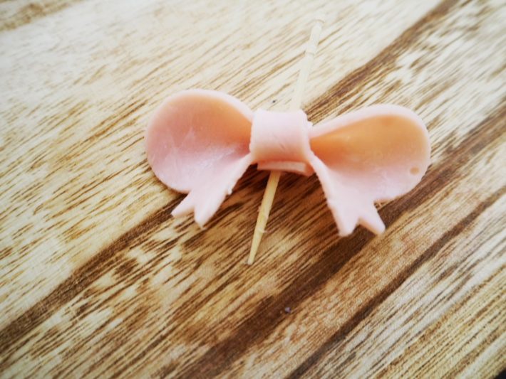 つまようじを刺してリボン完成