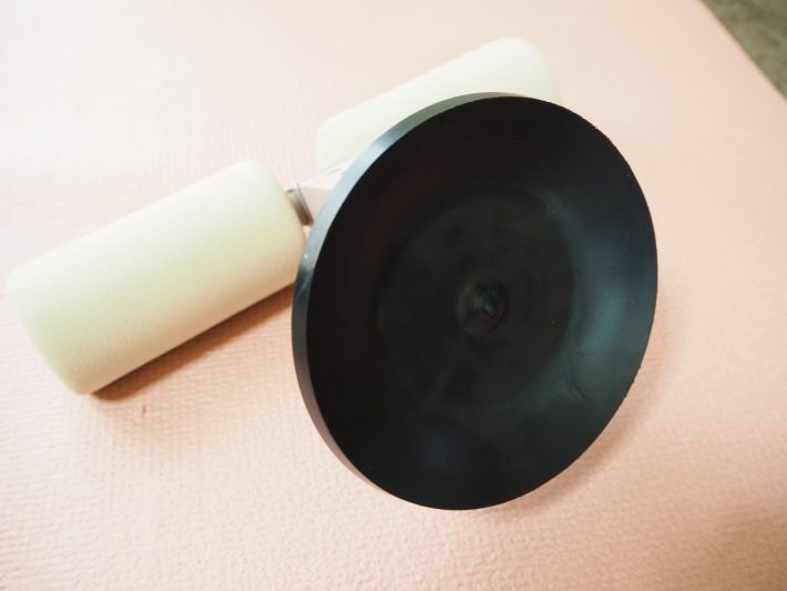 吸盤が吸いつく床でしか使えないので注意