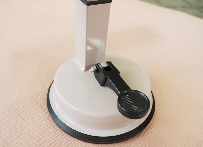 ②土台を下に押さえながら、レバーを下げる