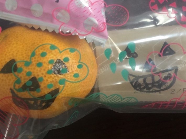 袋に顔を書いてハロウィンっぽさを演出