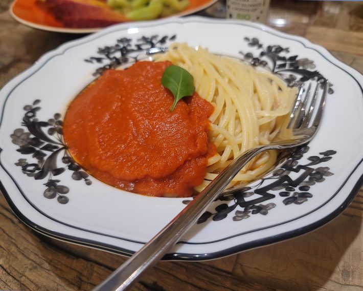 トマトソースパスタ