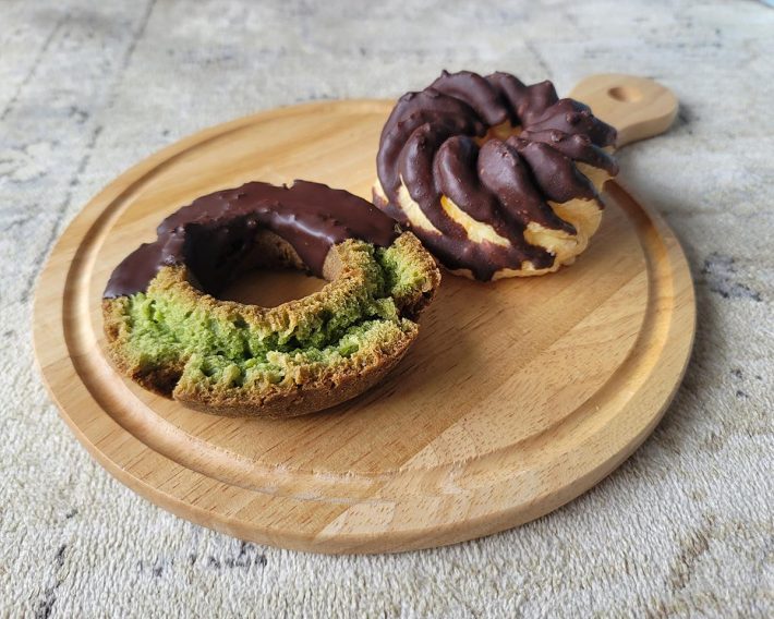 （左）伊藤久右衛門監修 オールドファッション宇治抹茶　162円（税込）、（右）フレンチクルーラー　140円（税込）