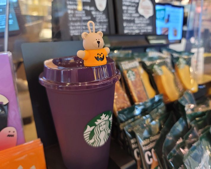 スタバでもハロウィングッズが販売開始。洗って繰り返し使用できるリユーザブルカップは、温かい飲み物を注ぐとカップのカラーがパープルからレッドに変化する