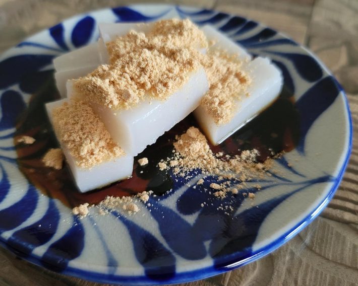 船橋屋と言えば、くず餅。和菓子で唯一の発酵食品です