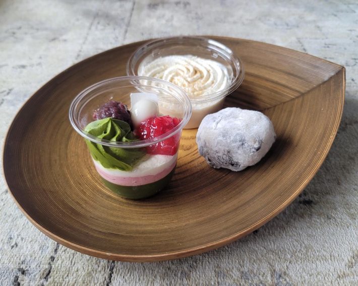 （左）宇治抹茶と苺のパフェ　324円、（右）北海道十勝産小豆使用　豆大福　140円、（上）きなこばばろあ　280円