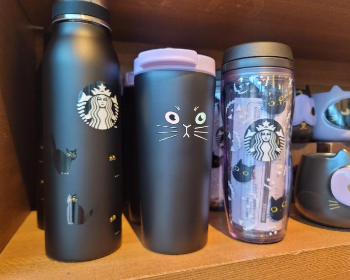 （左から）ステンレスボトルキャット444ml（4100円）、ステンレスタンブラーオッドアイキャット355ml（3650円）、ボトルキャット355ml（1800円）