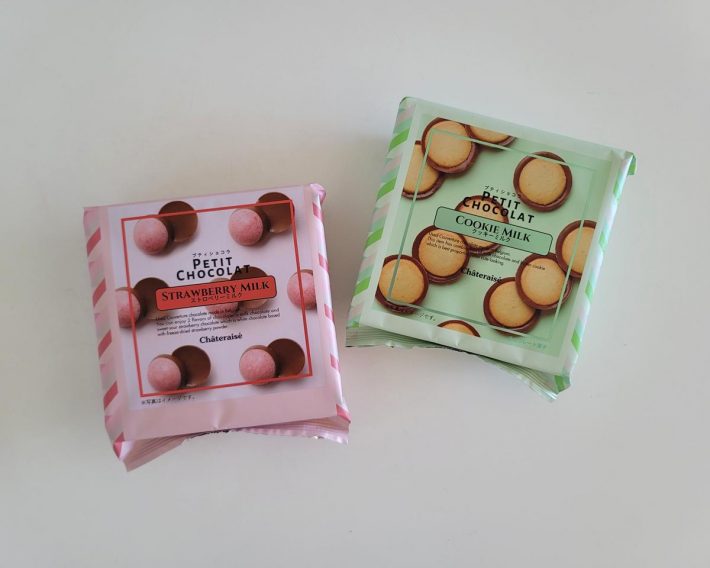 （左）プティショコラ ストロベリーミルク　280円、（右）プティショコラ クッキーミルク　280円