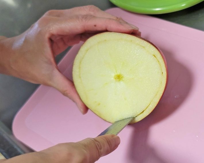 ぐるりと円を描くように切っていく。多少失敗しても大丈夫！