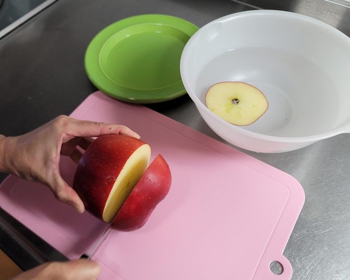 フタになる上側部分も切り落として塩水へ