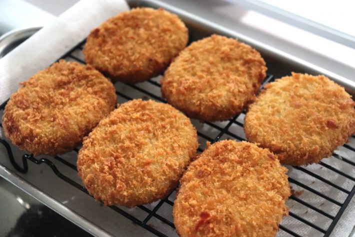 170度のたっぷりの油で4分揚げる