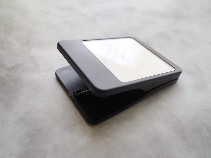 アイシャドウパレットや小物、鞄などにつけること