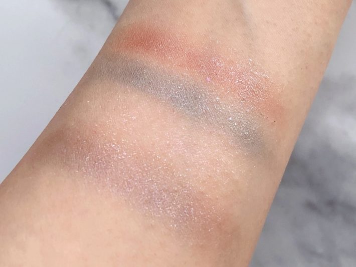 一番下は3色混ぜて指にとったもの